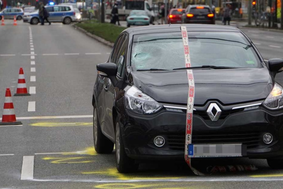 Deutlich zu erkennen ist die vom Aufprall zerstörte Frontscheibe.