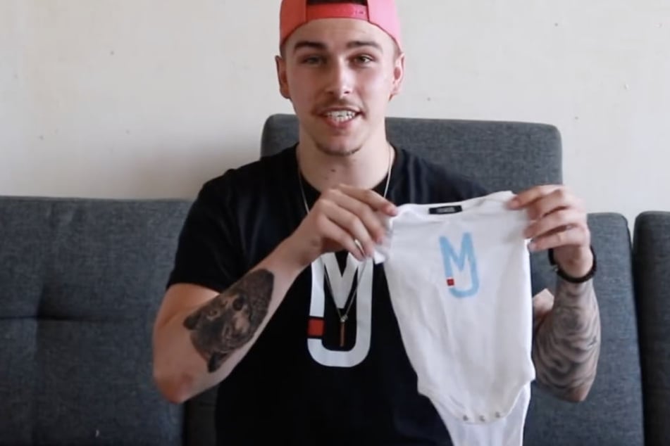 Entweder gibt es für 24,95 Euro ein schwarzes Shirt mit Logo auf der Brust oder für den gleichen Preis einen Baby-Body.