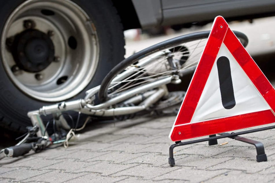Ein 80 Jahre alter Radfahrer ist bei dem Unfall gestorben. (Symbolbild)