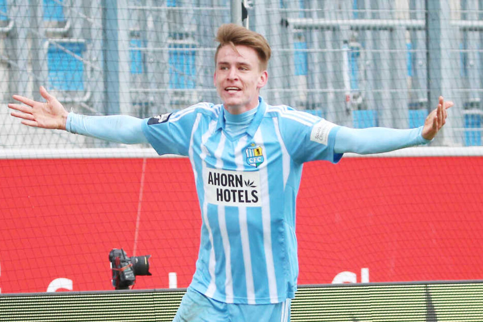 Tor für Chemnitz, Torjubel nach dem Treffer zum 1:1 durch Torschütze Florian Hansch (Chemnitz)
