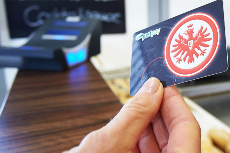 Schon beim Heimspiel am Samstag können Eintracht-Fans gültige "JustPay"-Karten einlösen (Archivbild).