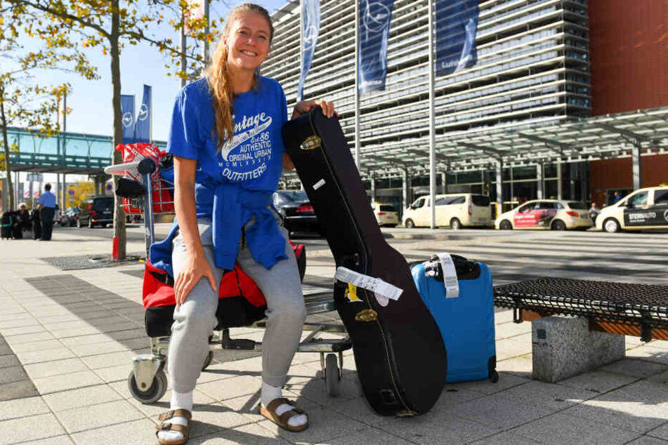 Gut gelaunt und mit Gitarre im Gepäck: die neue DSC-Zuspielerin Brie King am Dienstag auf dem Dresdner Flughafen.