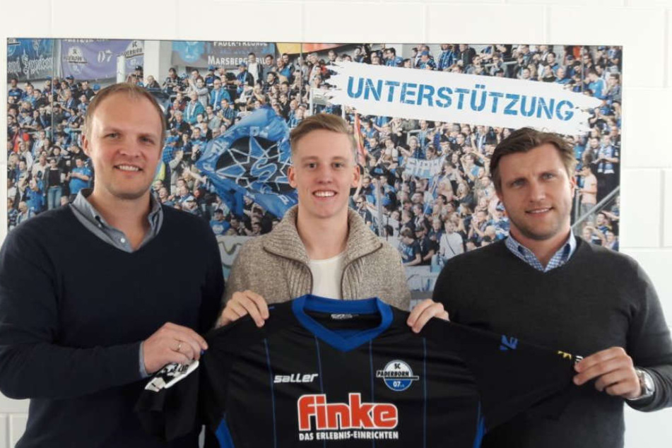 Christoph Müller (links) und Markus Krösche (rechts) freuen sich über die Unterschrift von Olivér Schindler (Mitte).