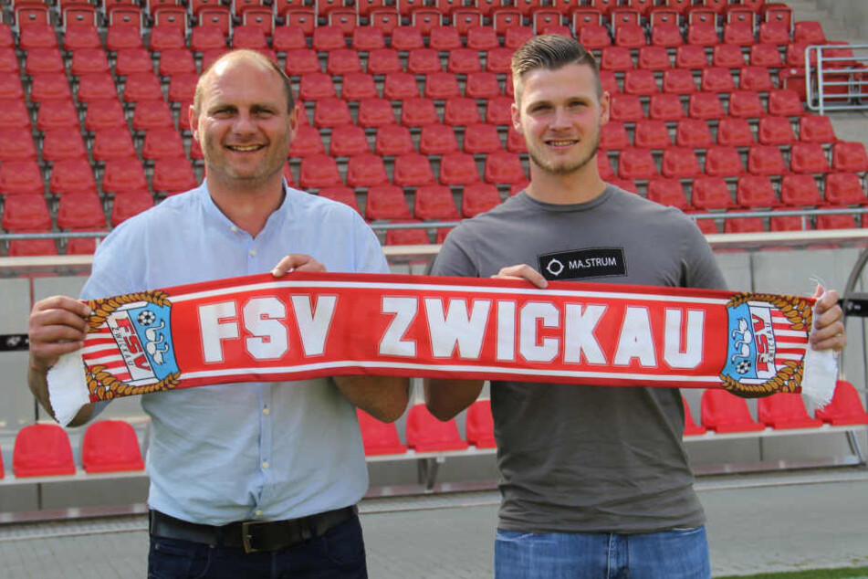 Sportdirektor David Wagner (l.) mit Neuzugang Nico Beyer (r., 21).