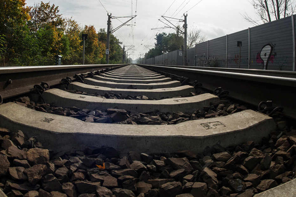 In Rheinland-Pfalz wurde eine 17-Jährige von einem Zug erfasst und getötet. (Symbolbild)