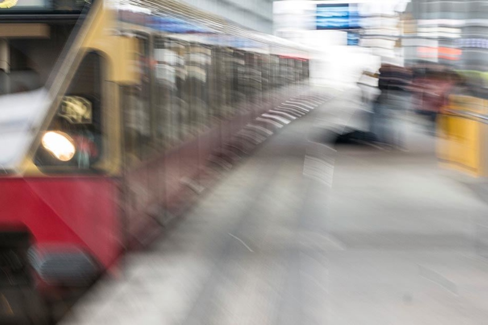 In einer Berliner Ringbahn wurde eine schlafende 49-jährige belästigt. (Symbolbild)