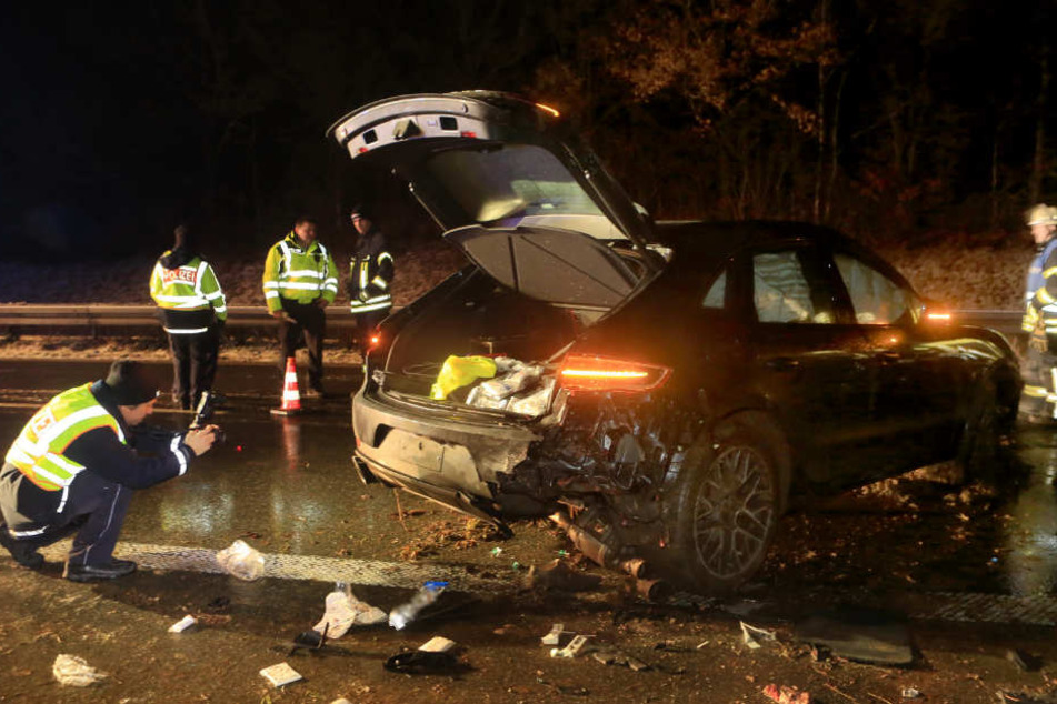 Der 55-Jährige wurde zwischen seinem Porsche und dem Opel eingeklemmt.