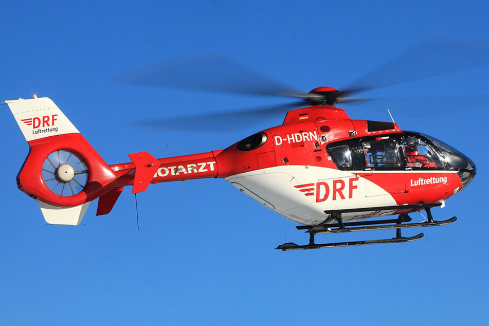 Der schwer verletzte Mann kam mit einem Rettungshubschrauber ins Krankenhaus. (Symbolbild)