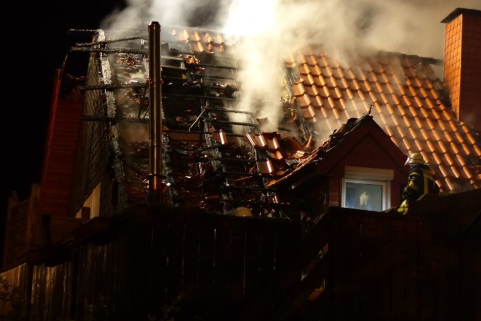 Der Brand verursachte einen Schaden von mindestens 150.000 Euro. Das Haus ist unbewohnbar.