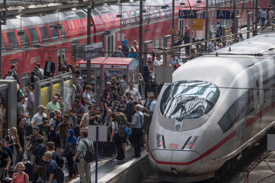 Verspätungen der Regional- und S-Bahnen sorgten bei den Pendlern am Frankfurter Hauptbahnhof zum Wochenstart für viel Frust.