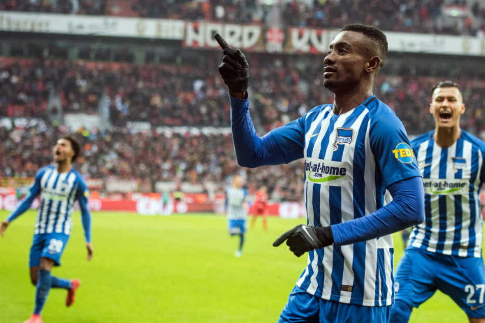 Salomon Kalou jubelt mit Davie Selke über seinen Treffer zum 2:0 gegen Bayer Leverkusen.