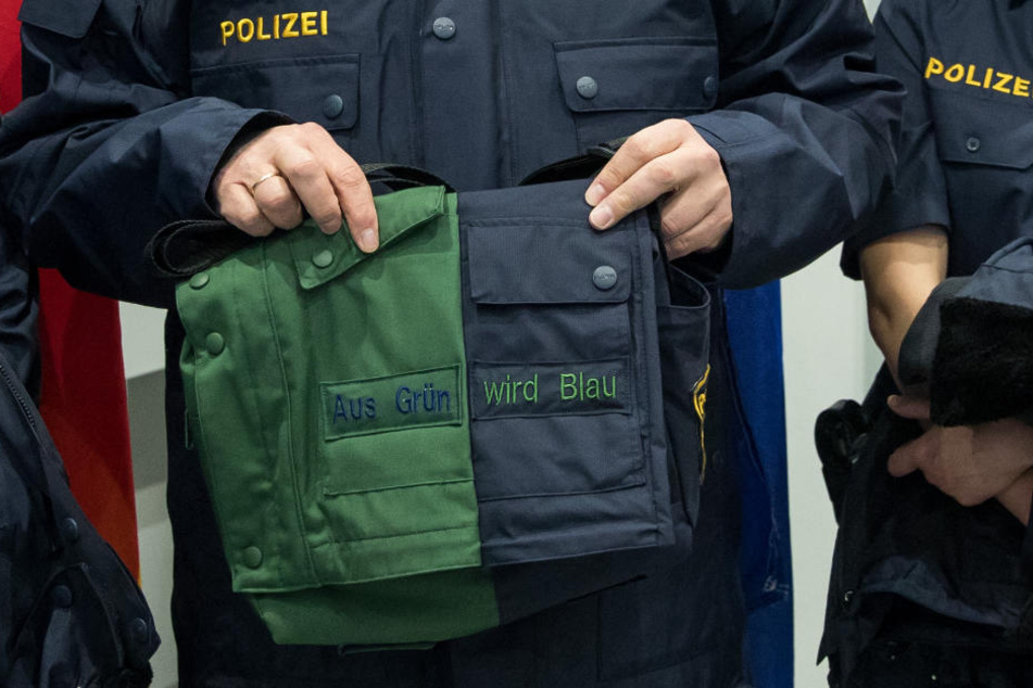 Als erstes Bundesland hatte Hamburg im Jahr 2004 blaue Uniformen eingeführt. (Symbolbild)