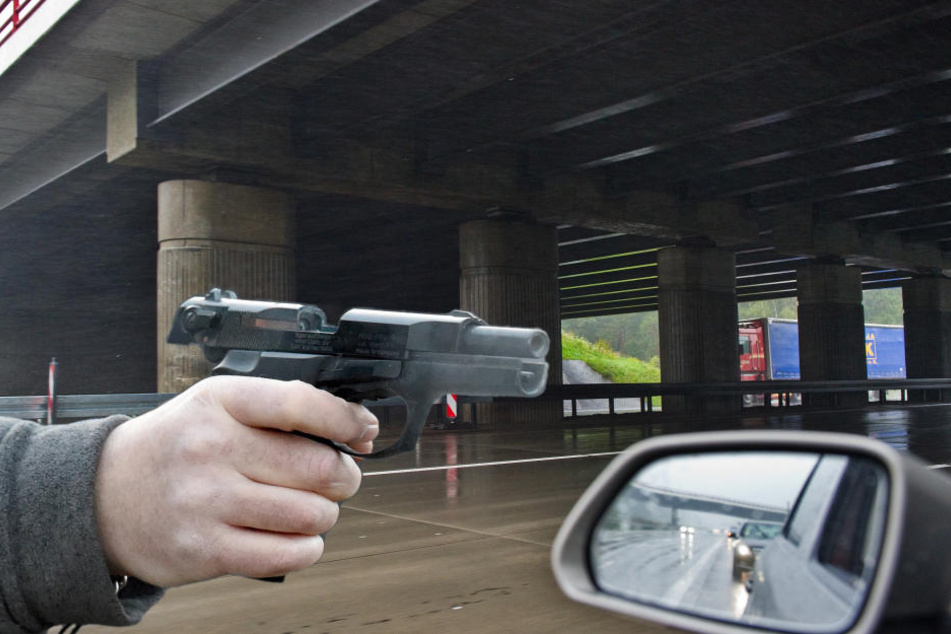 Aus einem fahrenden Auto schoss ein Mann auf ein Fahrzeug neben ihm. (Bildmontage)