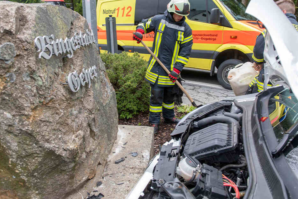 Der VW wurde gegen den Begrüßungsstein von Geyer geschleudert.