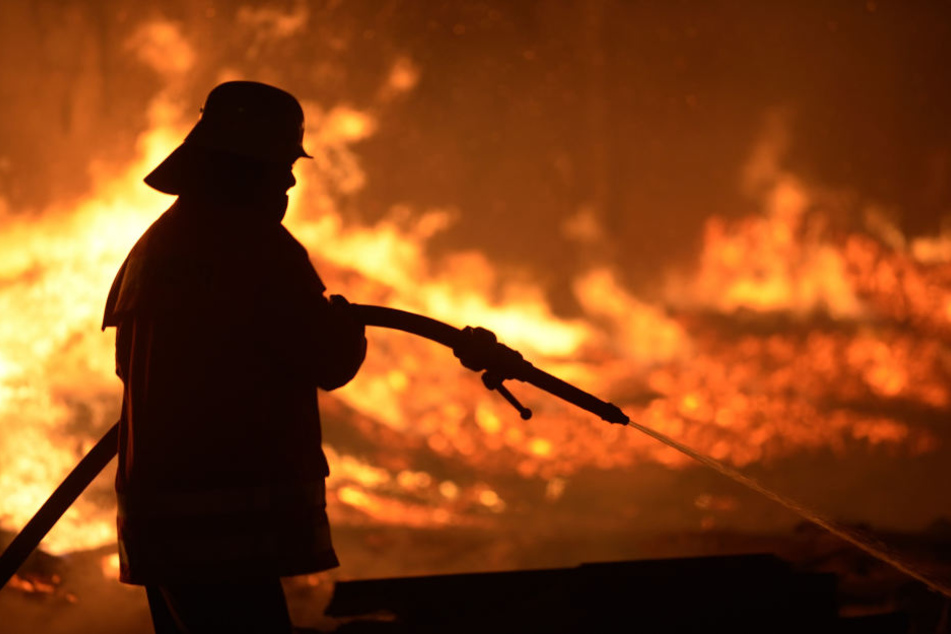 Die Feuerwehr war bis in die Nacht hinein mit der Brandbekämpfung beschäftigt. (Symbolbild)