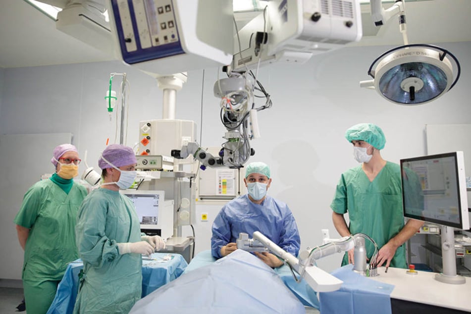Das OP-Team um Professor Frederik Raiskup (2.v.r.) mit dem neuen Augenlaser
der Uniklinik.