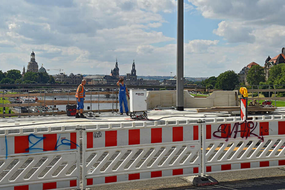 Die Albertbrücke wird am 5. September frei gegeben. Allerdings fehlen noch Teile
des Geländers.