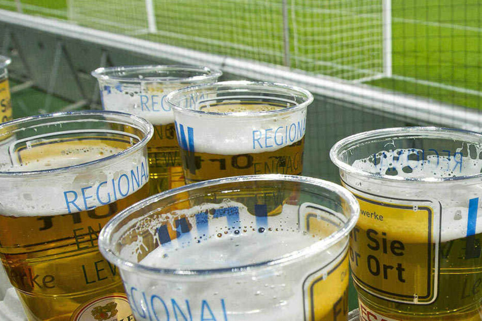 Der Appetit aufs Bier im Stadion kann einem angesichts dieser Untersuchungsergebnisse glatt vergehen (Symbolbild).