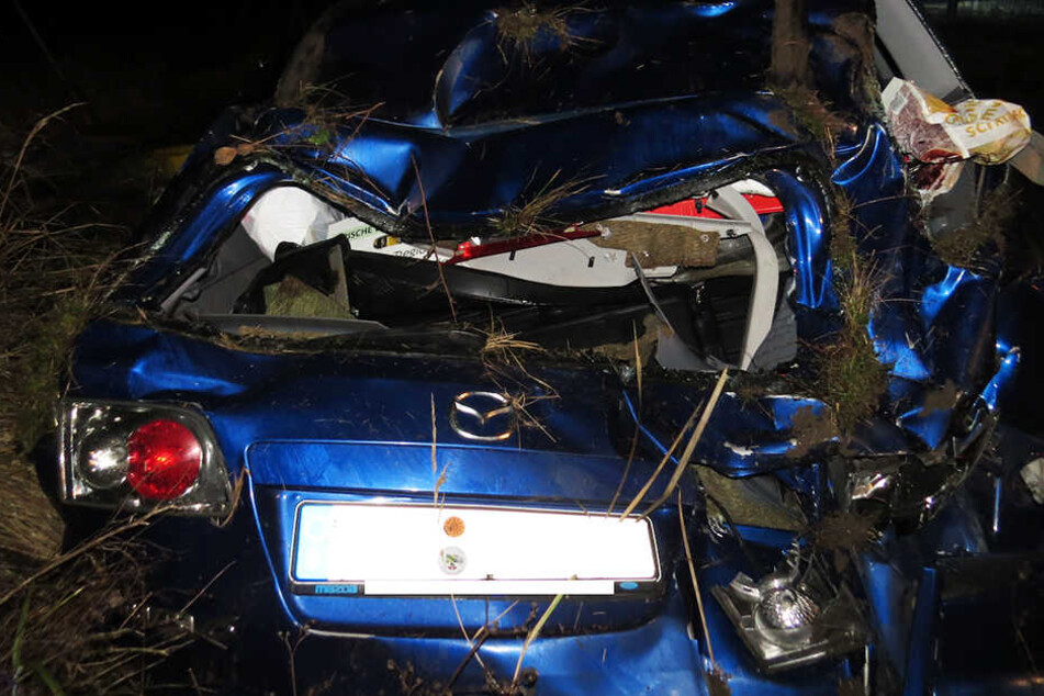 Der Mazda überschlug sich und kam auf dem Dach liegend zum Stehen.