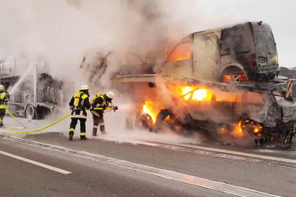 Die Feuerwehrkräfte hatten auf der Autobahn 3 in Bayern alle Hände voll zu tun.