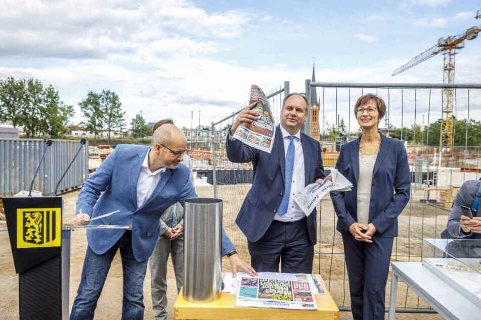 Auch eine Morgenpost kommt in die Schatulle: Stesad-Geschäftsführer Axel Walther
(50.l.) und OB Dirk Hilbert (45, FDP,M.) legten den Grundstein für das Schulgebäude.
