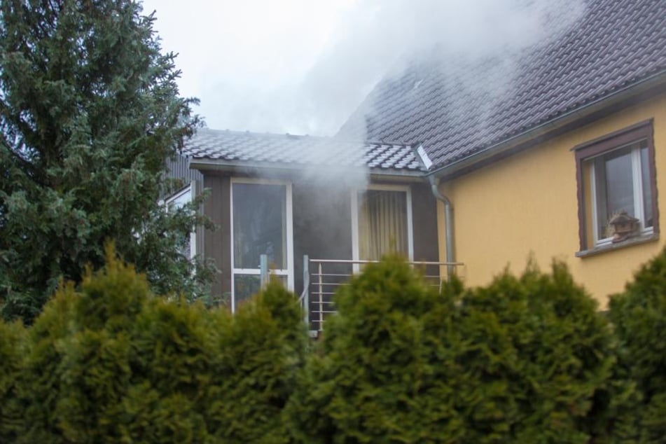 Auch als das Feuer schon gelöscht war, drang noch dichter Rauch aus dem Haus.