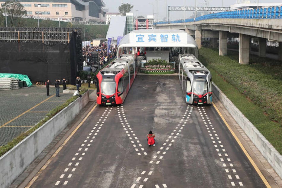 Die Straßenbahn kann Geschwindigkeiten von bis zu 70 km/h erreichen.
