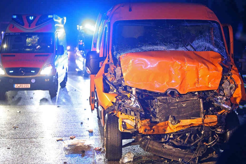 Bei dem Unfall wurden in dem Kleinbus vier Personen verletzt.