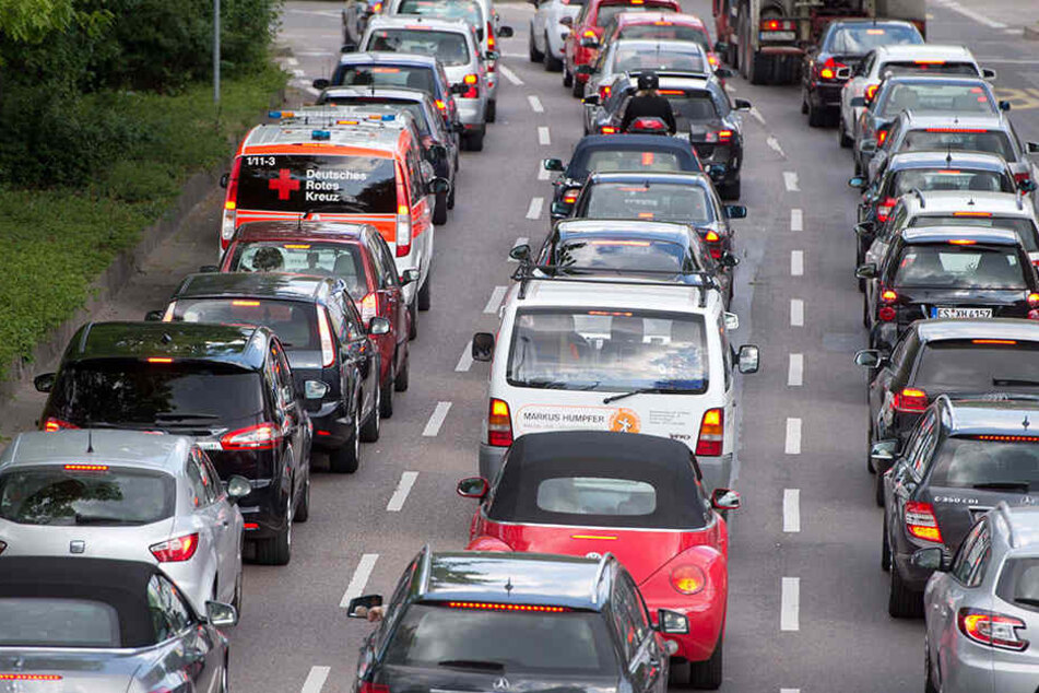 Auf der A14 kam es erneut zu einem schweren Verkehrsunfall. In Richtung Dresden ist die Fahrbahn komplett gesperrt.