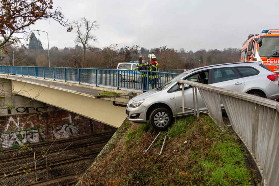 Der Opel Astra drohte in die Tiefe zu stürzen.