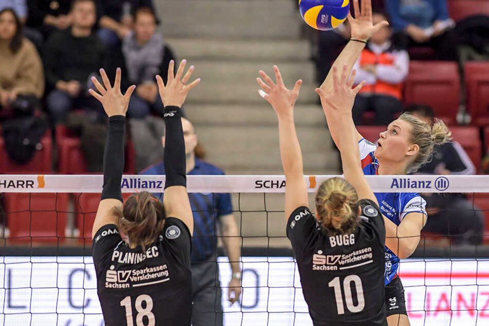 Sasa Planinsec und Maddison Bugg strecken sich nach dem Ball.