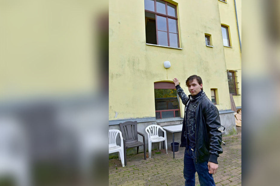 Aus diesem fast vier Meter hohen Fenster sprang der Einbrecher in den Hof.