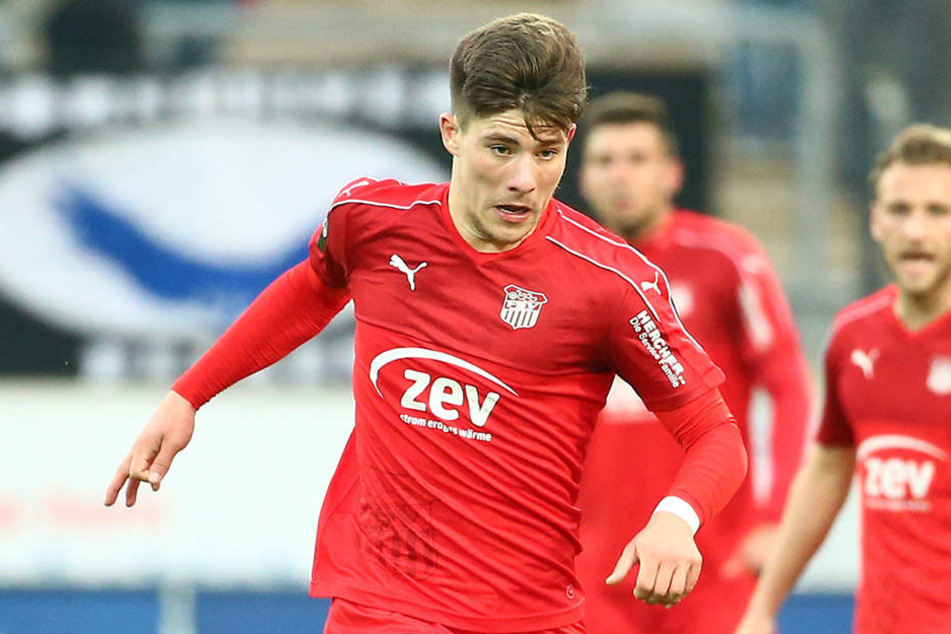 Julian Hodek (19) kommt aus der eigenen A-Jugend und erhält einen Vertrag bis 30. Juni 2019.