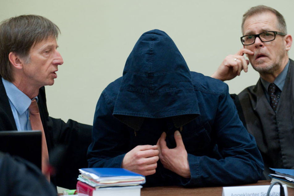 Carsten S. versteckte sich am Münchner Gericht unter seiner Kapuze.