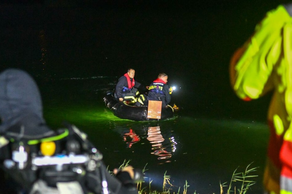 Seit Mittwochabend suchen Polizei und Feuerwehr im Neustädter See in Magdeburg nach einem Vermissten.