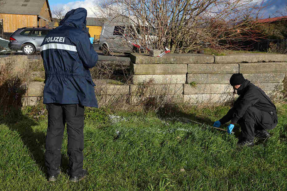 Polizisten vermessen die Fundstelle. Hier wurde der Säugling im Dezember 2017 abgelegt und starb.