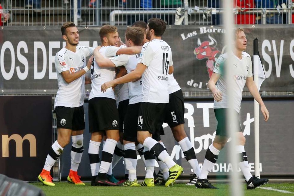 Hatten allen Grund zum Jubeln: Sandhausen wies die SGD schon in den ersten Minuten in ihre Schranken.