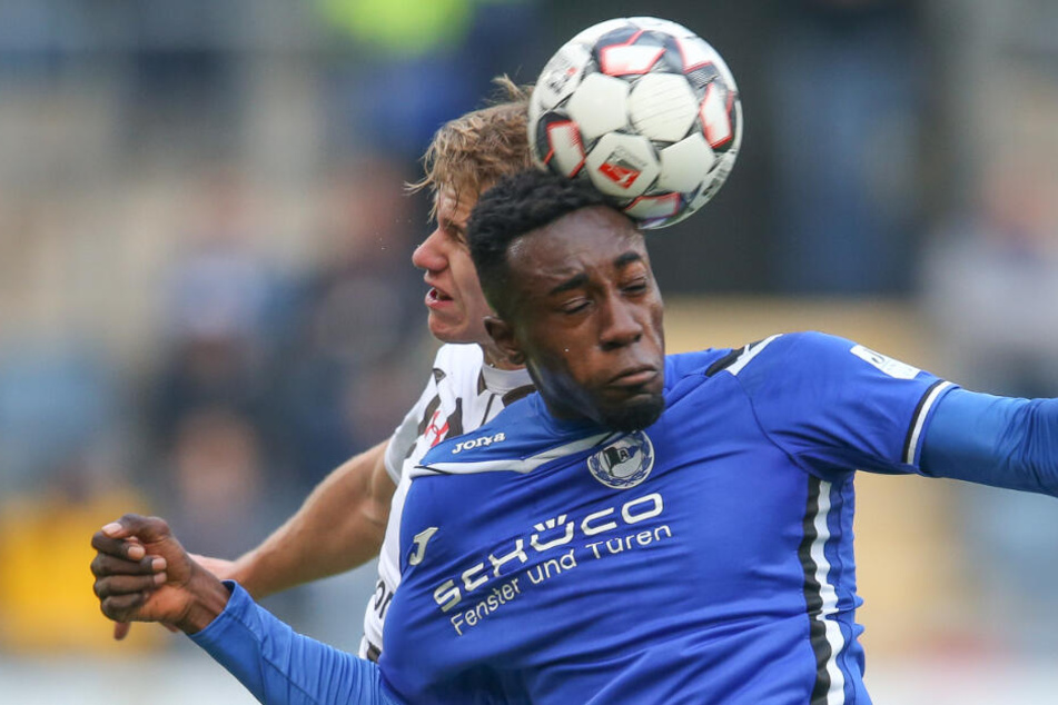 Kann Bielefelds Prince Osei Owusu (r.) - hier im Kampf um den Ball mit Florian Carstens aus Hamburg - den Löwen zu neuem Aufwind verhelfen?