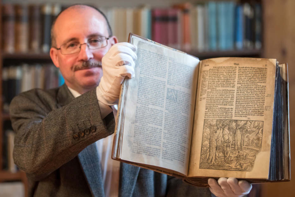 Die Bibel ist mit fast 500 Jahren die älteste Lutherbibel des Augustinerklosters.