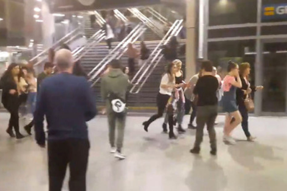 In zahlreichen Videoaufnahmen vom Konzert sieht man schreiende Besucher aus der Konzerthalle fliehen.
