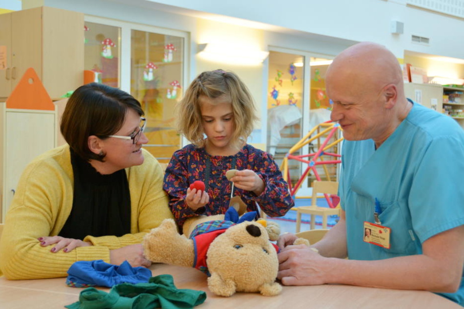 Für Mediziner Reinald Repp (re.) grenzt die Gesundheit von Frieda an ein Wunder.