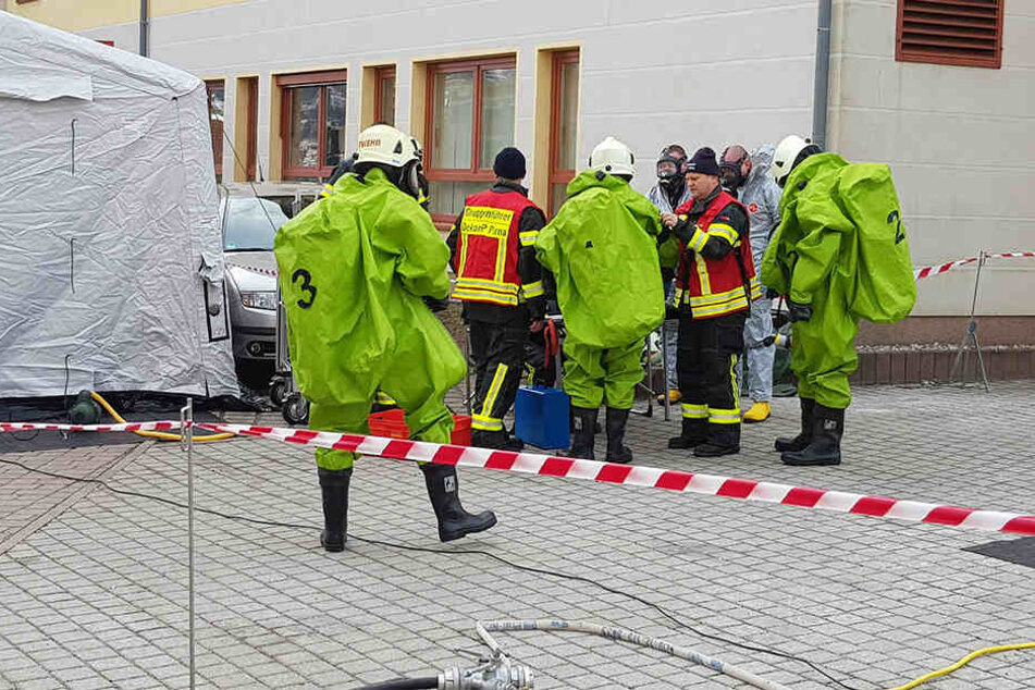 Einige Kameraden der Feuerwehr mussten für den Einsatz Schutzanzüge tragen.