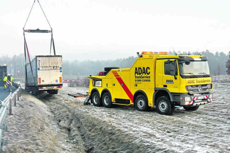 Am Haken kam der Sattelzug wieder aus dem Graben.