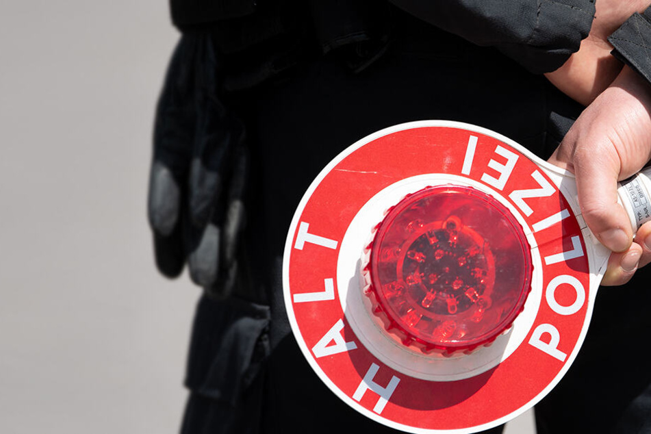 Dresdner Polizeibeamte haben einen betrunkenen Fahrer aus dem verkehr gefischt.