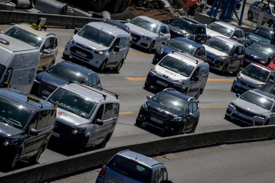 Autos stauen sich an einer Baustelle auf der A7 an der Autobahnausfahrt Stellingen.