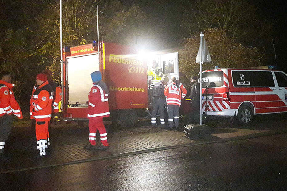 Polizei und Feuerwehr suchen fieberhaft nach dem Einjährigen.