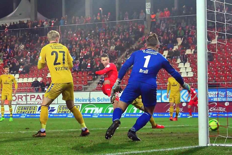 Das 1:0 für den FSV Zwickau! Nils Miatke (rotes Trikot) überwindet Großaspachs Schlussmann Kevin Broll.
