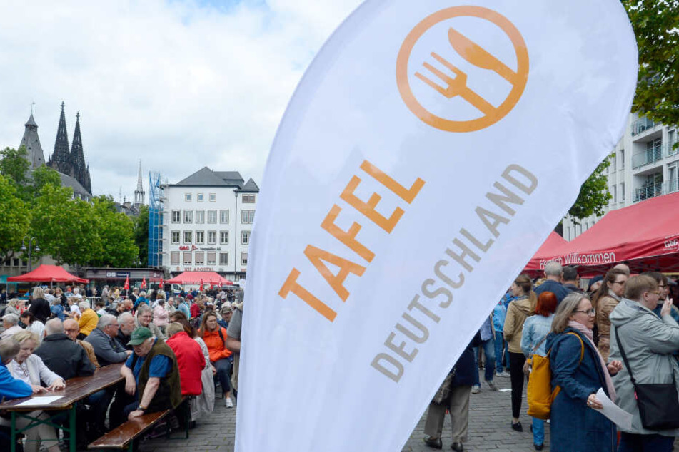 Menschen speisen an der öffentlichen "Langen Tafel" des dreitägigen 23. Bundestafeltreffens.