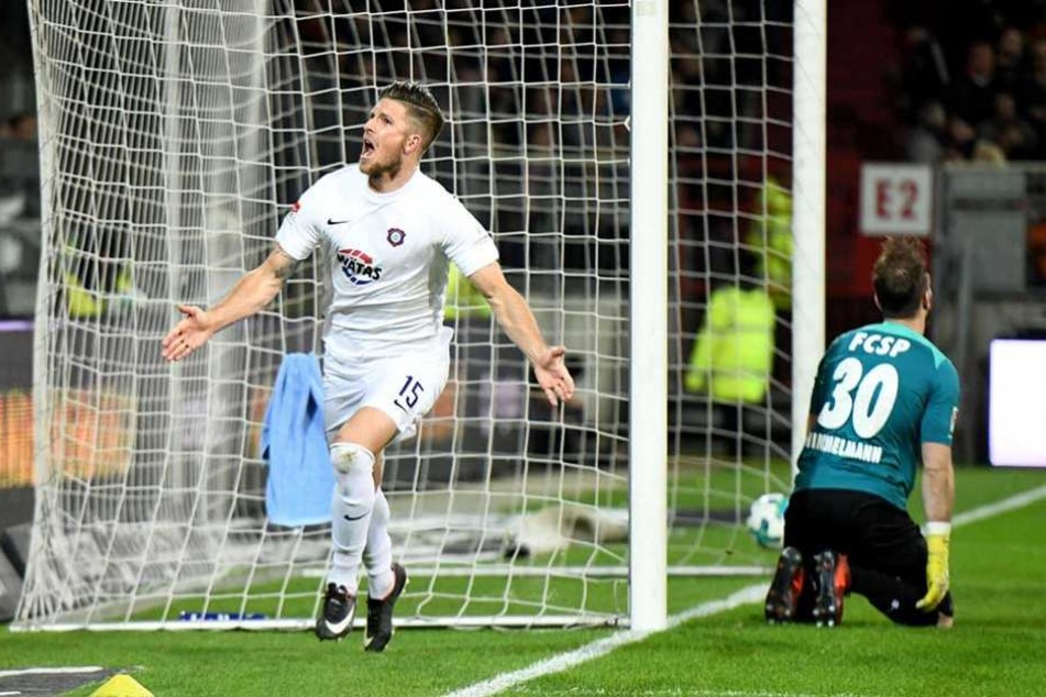 Dennis Kempe jubelt über seinen Treffer gegen St. Pauli.