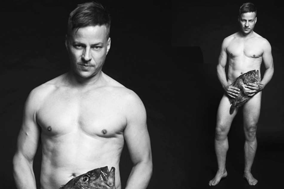Mit einem Petersfisch als Feigenblatt posiert Film-Star Tom Wlaschiha (45) gegen die Überfischung von Ost- und Nordsee.